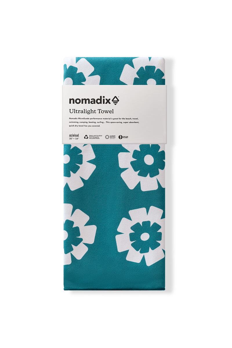 Ultralight Towel: Fresh Flowers Teal Ocean