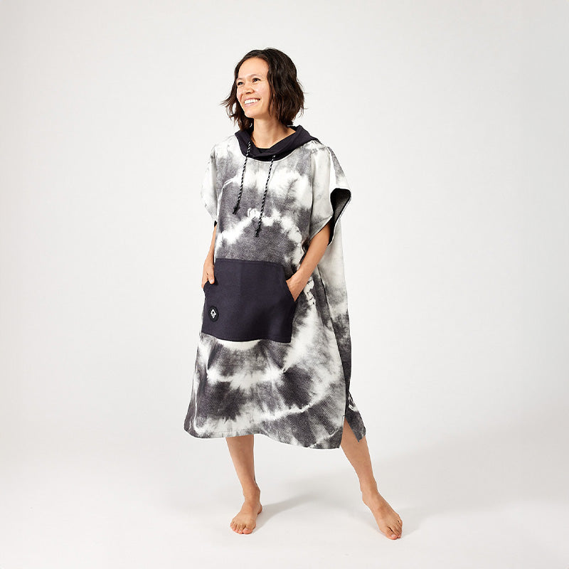 Changing Poncho: Tie-Dye Black and White – Nomadix Canada
