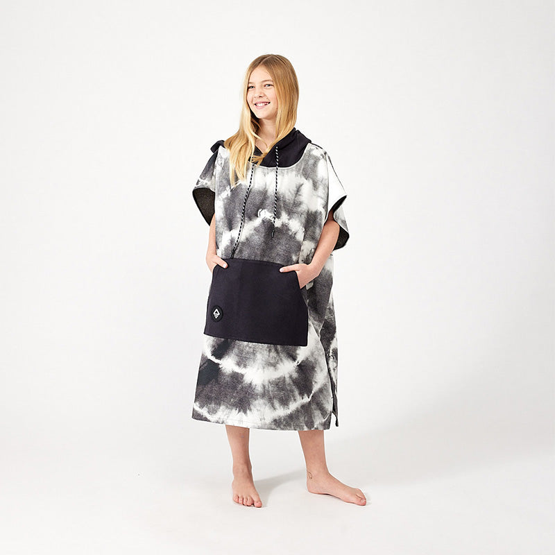 Changing Poncho: Tie-Dye Black and White